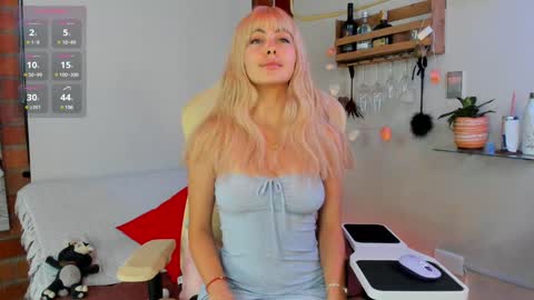 _hottie__ online show from December 7, 2024, 11:38 pm