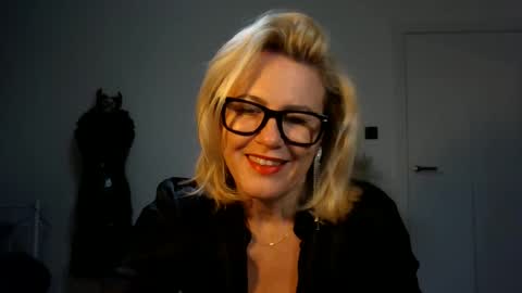 adelemilf40 online show from November 21, 2024, 7:32 pm