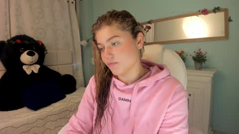 alaia_greyy online show from December 16, 2024, 12:44 pm