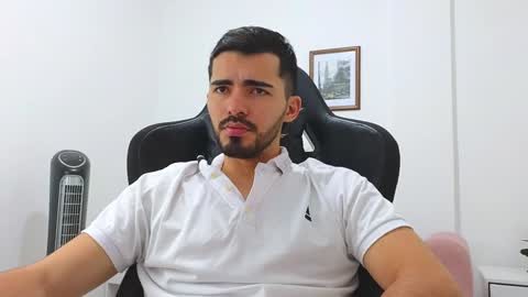 alejandroo_7 online show from January 11, 2025, 8:17 pm