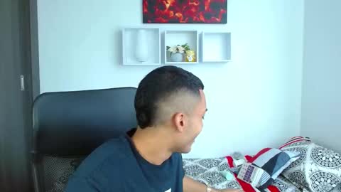 alejo_r1 online show from January 14, 2025, 1:08 pm