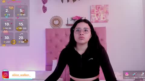 aliice_walker_ online show from November 27, 2024, 12:17 pm