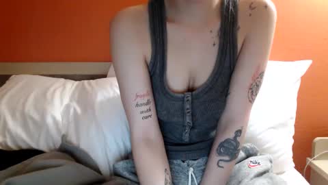 alliebearx online show from November 17, 2024, 3:24 pm