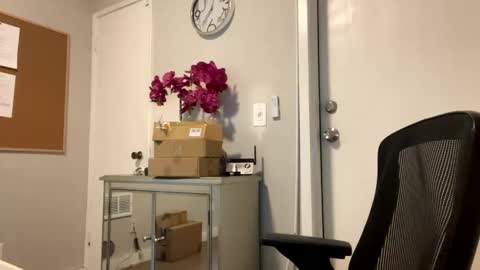 bella_dulce online show from February 5, 2025, 8:41 pm