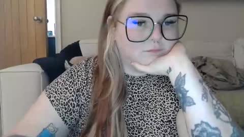 bitch_kittiexo online show from January 2, 2025, 2:49 pm