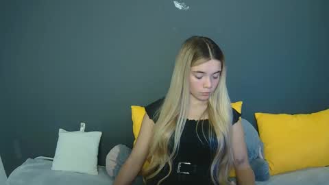 blondagirl_ online show from December 3, 2024, 6:03 pm