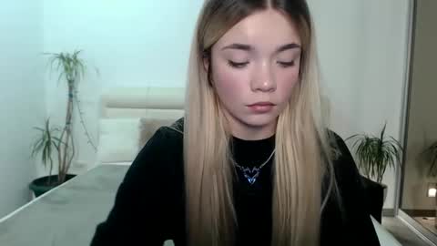 blondagirl_ online show from December 12, 2024, 2:00 pm