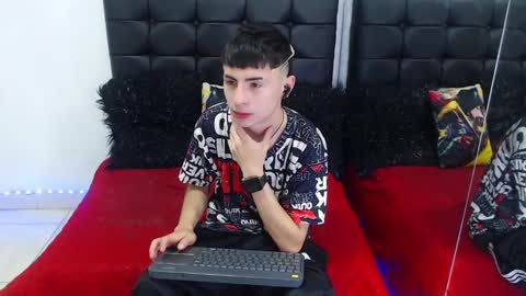 camilo_kar77 online show from December 19, 2024, 8:52 pm