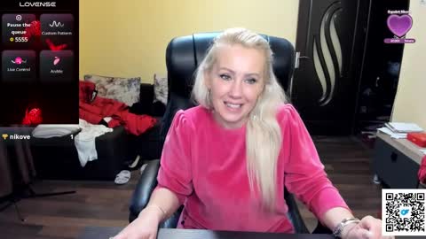 candy_hellenx online show from December 16, 2024, 8:17 am