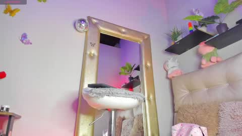 carol_velez18 online show from January 5, 2025, 11:38 am