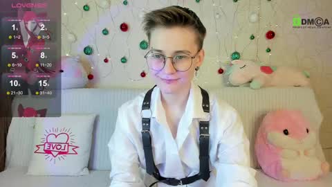 christine_moon online show from December 22, 2024, 6:32 pm