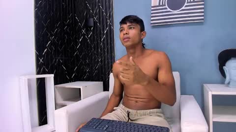 cris_vega_ online show from December 31, 2024, 7:17 pm