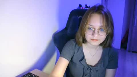 cutie_vikkie online show from November 14, 2024, 1:47 pm