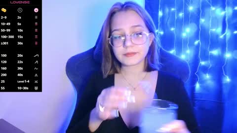 cutie_vikkie online show from December 22, 2024, 6:10 pm