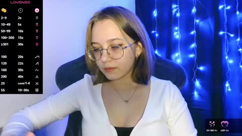 cutie_vikkie online show from December 8, 2024, 5:51 pm