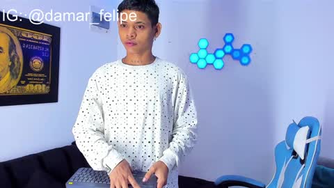 damar_felipe online show from December 15, 2024, 9:44 am