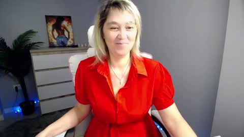 divine_lady_ online show from December 14, 2024, 1:25 am