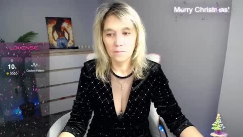 divine_lady_ online show from December 19, 2024, 1:24 am