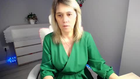 divine_lady_ online show from January 5, 2025, 3:01 pm