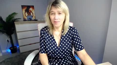 divine_lady_ online show from December 18, 2024, 1:01 am