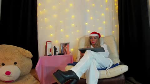 Nicolle online show from December 2, 2024, 9:28 pm