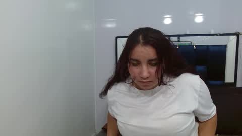 eiimy_miiller online show from January 8, 2025, 9:04 pm