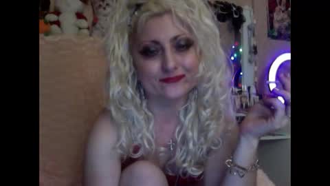 ellinhotgirl online show from December 14, 2024, 9:44 pm