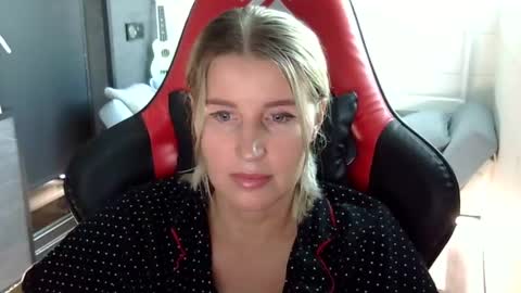 emily_nelson online show from December 31, 2024, 12:02 pm