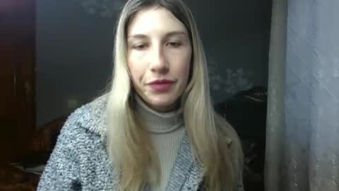 evelyn_21_m online show from November 11, 2024, 1:17 pm