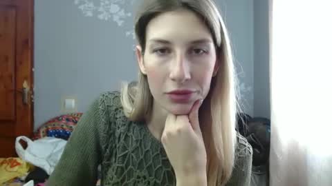 evelyn_21_m online show from November 18, 2024, 11:47 am