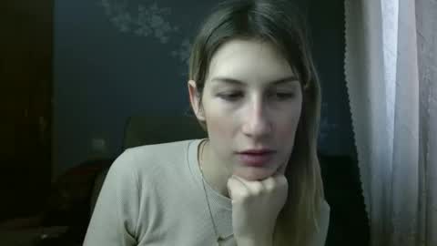 evelyn_21_m online show from December 30, 2024, 1:38 pm