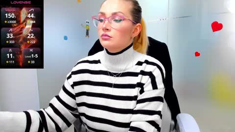 evelyne_rose online show from November 18, 2024, 6:13 am