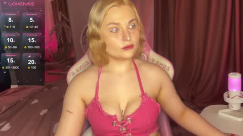 feminine_fatale online show from January 14, 2025, 4:08 pm