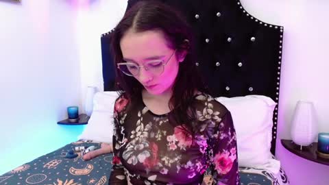 helene_miller online show from December 10, 2024, 12:54 pm