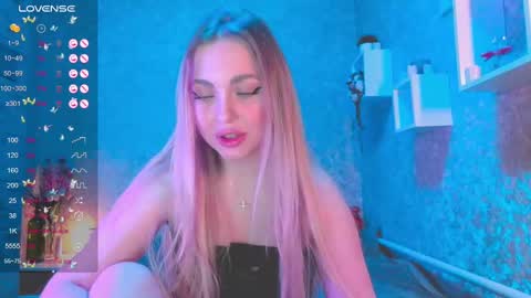 holly_molly8 online show from January 1, 2025, 10:58 pm