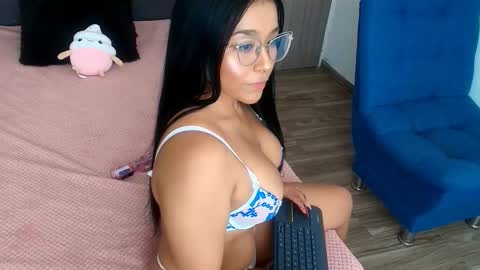 honey_bellexxx online show from February 8, 2025, 6:06 pm