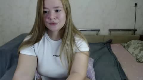 honey_caramelle online show from December 15, 2024, 1:39 pm