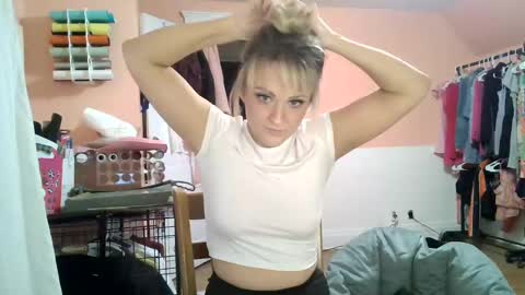 HoneyDrippinBunny online show from February 3, 2025, 6:03 am