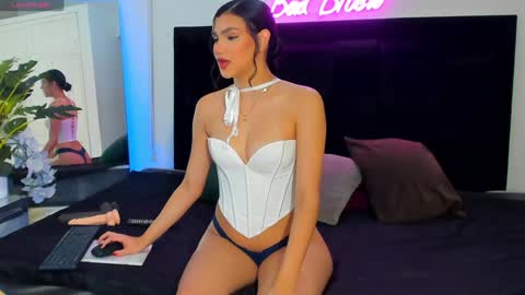 isabellaalop online show from January 4, 2025, 8:33 am