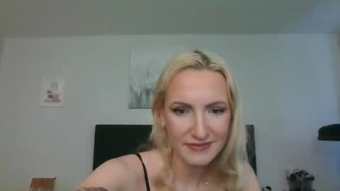 juicyjade2333 online show from December 6, 2024, 7:33 pm