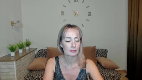 julia__cherry_ online show from December 7, 2024, 9:07 pm