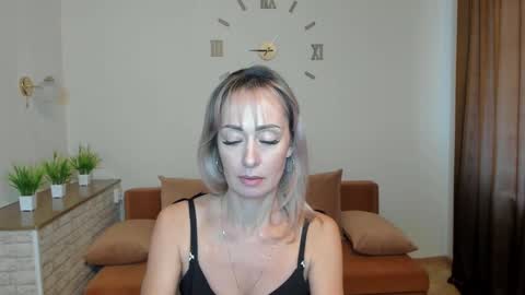 julia__cherry_ online show from December 8, 2024, 9:15 am