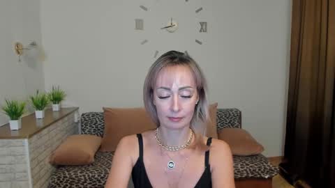 julia__cherry_ online show from December 6, 2024, 10:17 pm