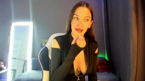 julia_fly online show from December 9, 2024, 11:29 am