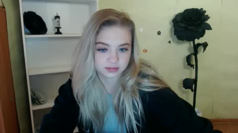 juliacrazy_ online show from November 18, 2024, 6:13 am