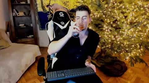 JulianDylan online show from December 31, 2024, 7:39 pm