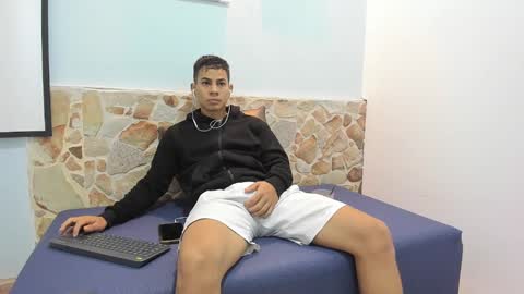 kevin_hott19 online show from January 4, 2025, 12:32 pm