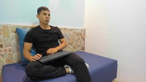 kevin_hott19 online show from December 12, 2024, 12:35 pm