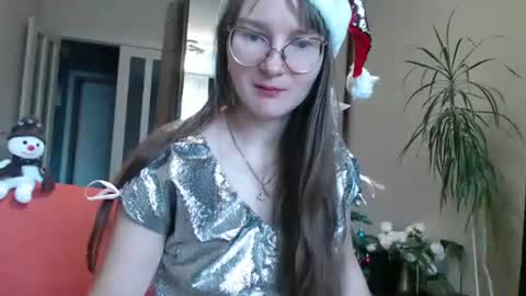 KiraGoldens online show from December 26, 2024, 6:44 am