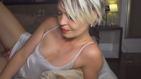 kirasunny online show from November 11, 2024, 1:39 pm